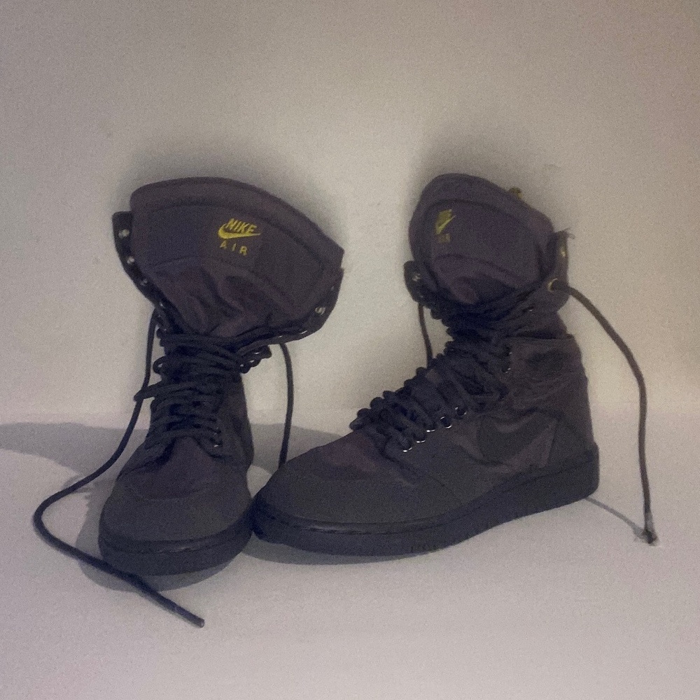 NIKE SIZE 5 KIDS HIGH AND LOW BFOLD